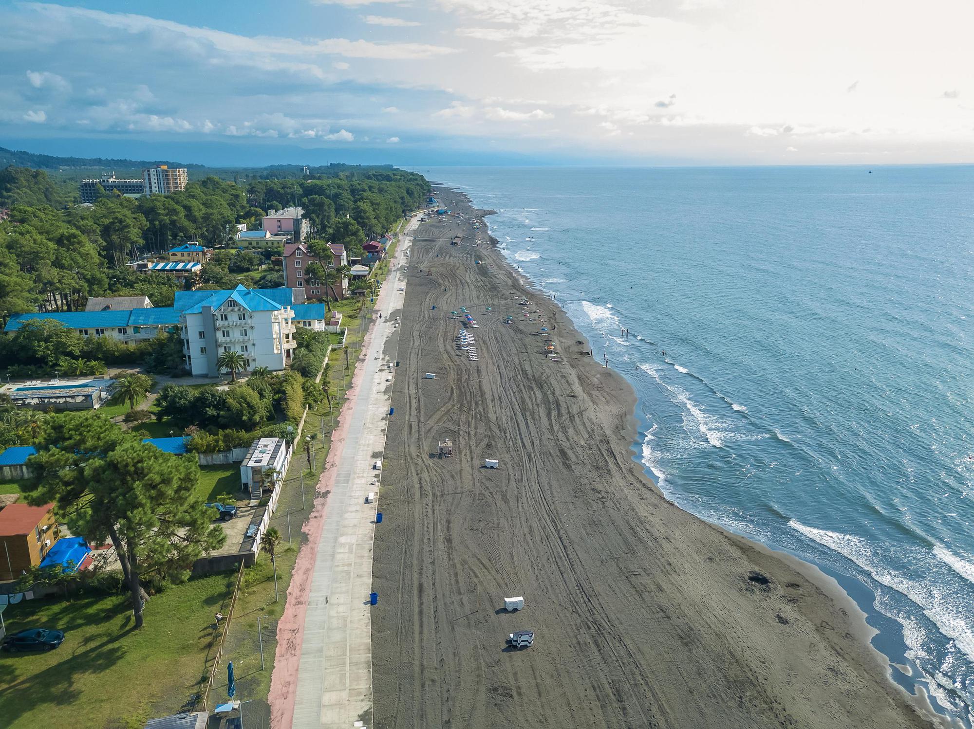 Ureki beach — golden sand and turquoise sea